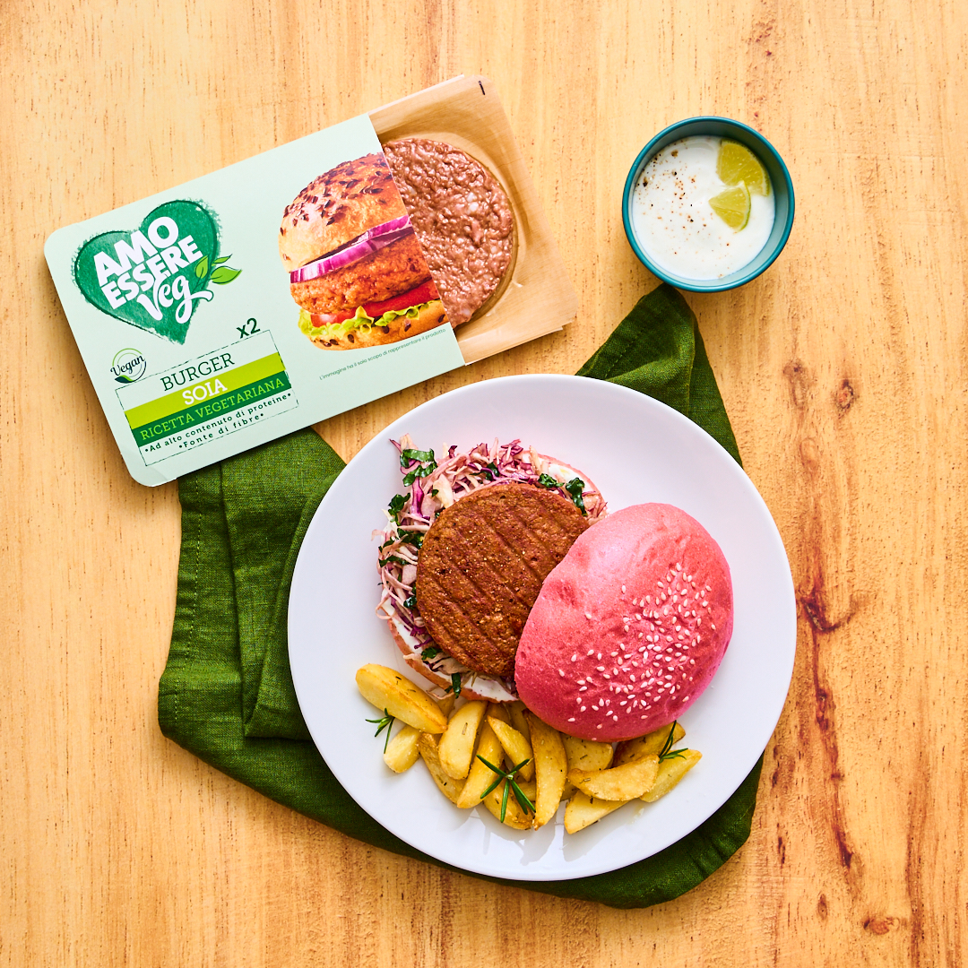 Burger veg con insalata di cavoli colorati, salsa yogurt e lime