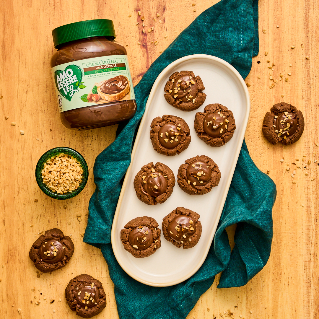 Biscottini alla crema spalmabile di nocciole vegana e nocciole