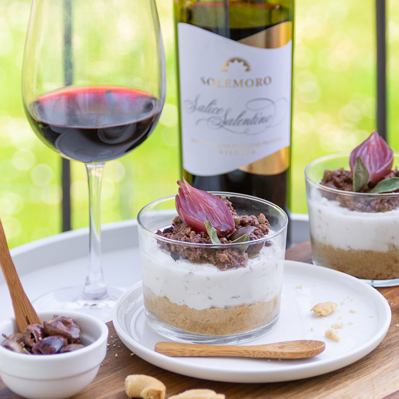 Mini cheesecake alla ricotta con olive, cipolle in agrodolce e taralli